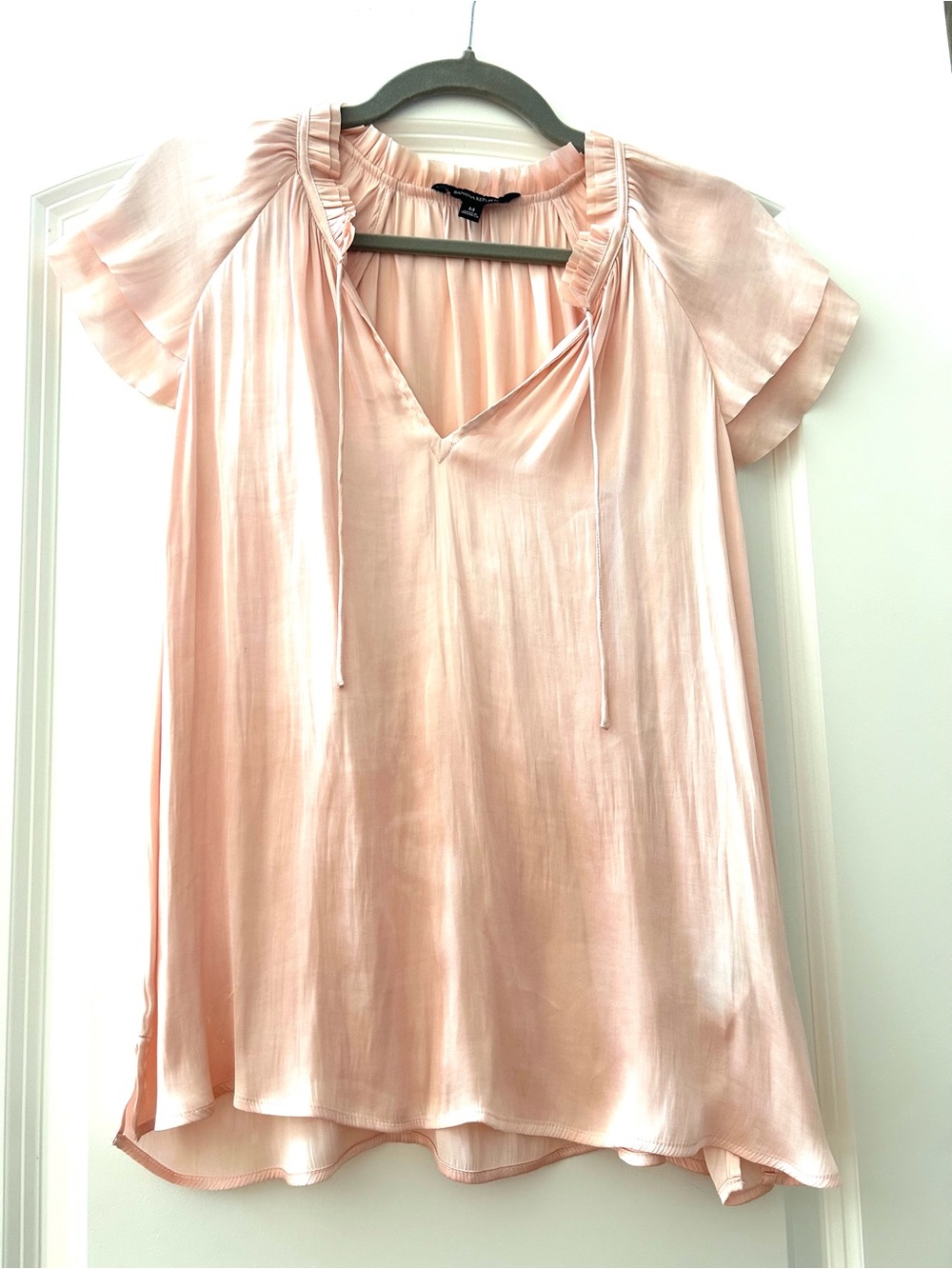 Banana Republic Ballet Pink Flutter Sleeve Ruffle V Neck Silky Blouse. SZ M. EUC